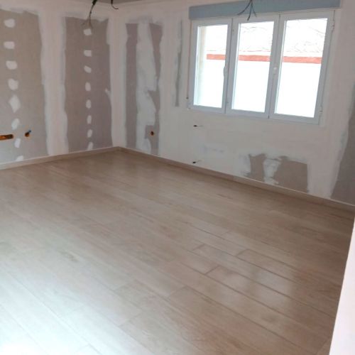 Amplio salón en reforma con ventanal al fondo