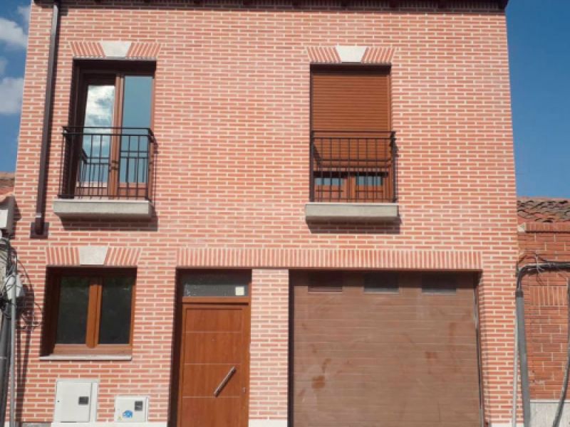 Casa de dos plantas de ladrillo y nueva construcción