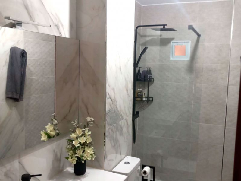 Baño con lavabo y plato de ducha reformado