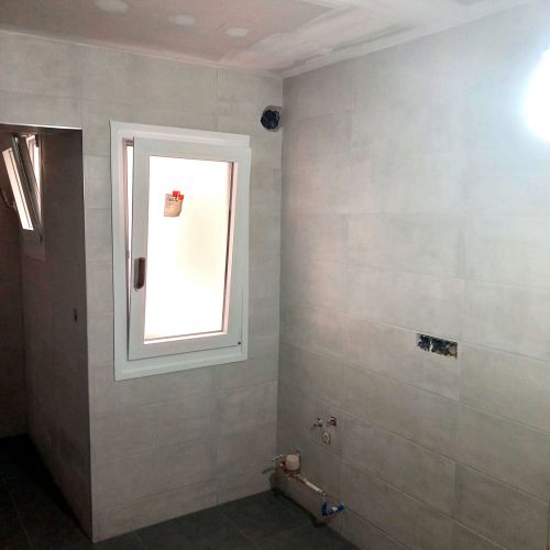 Interior de vivienda reformada con ventana y puerta