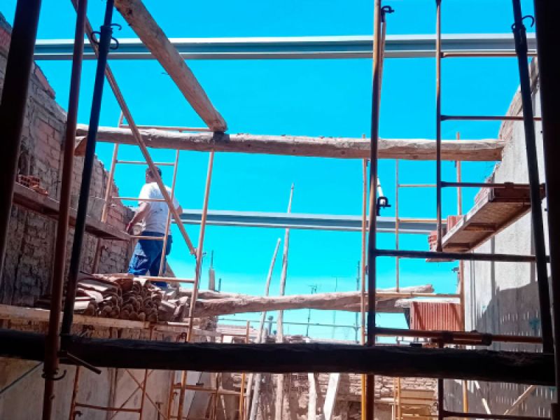 Obra en ejecución con andamios y trabajadores