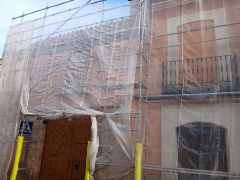 Fachada de casa de pueblo en restauración