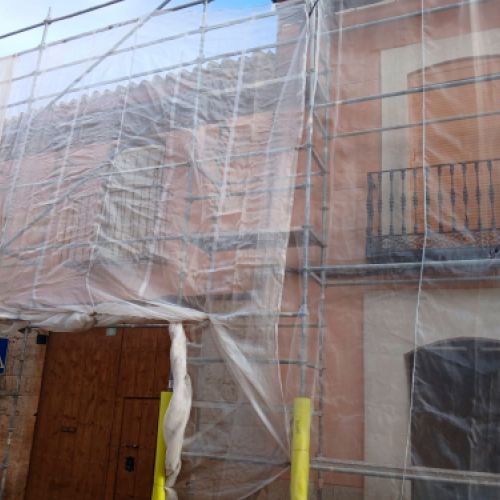Fachada de casa de pueblo en restauración