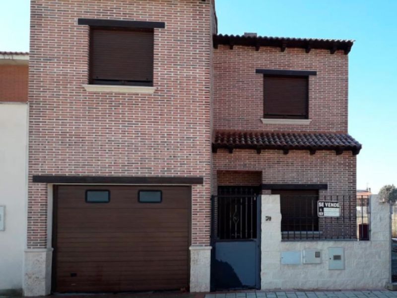 Vivienda de dos plantas de ladrillo y nueva construcción