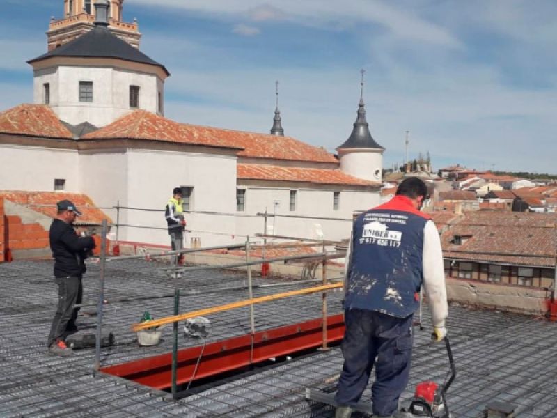 Trabajadores haciendo trabajos de cubierta de casa
