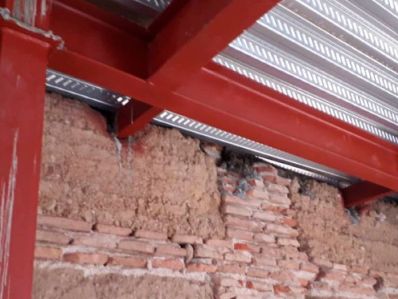 Imagen de vigas de acero sujetanto interior de cubierta