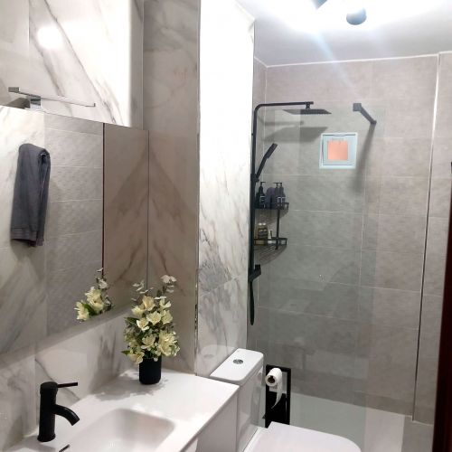 Baño con lavabo y plato de ducha reformado