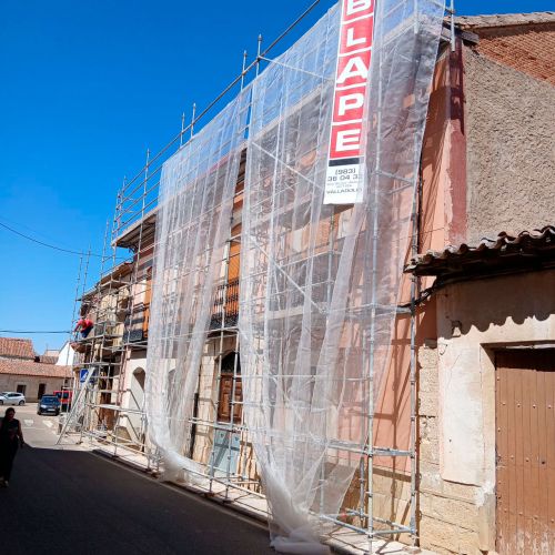 Fachada de vivienda en restauración con andamios
