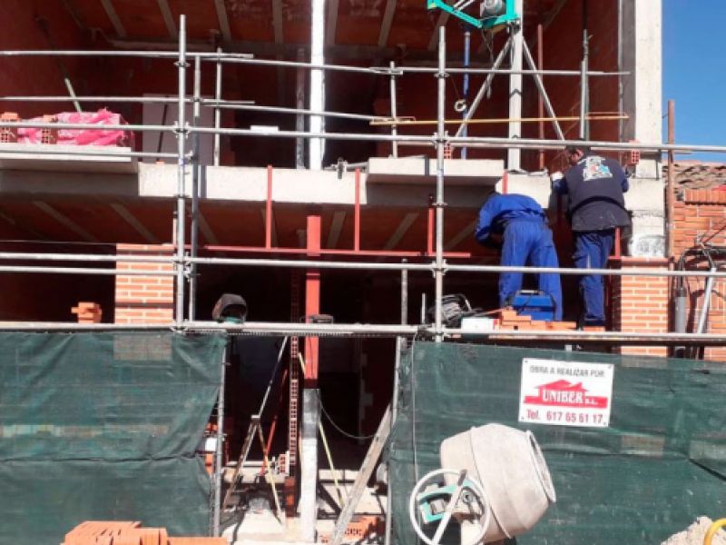Ejecución de obra de vivienda de dos plantascon andamios