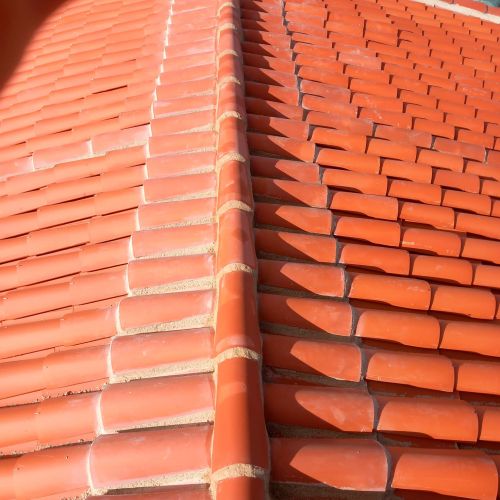 Tejado de vivienda con tejas nuevas