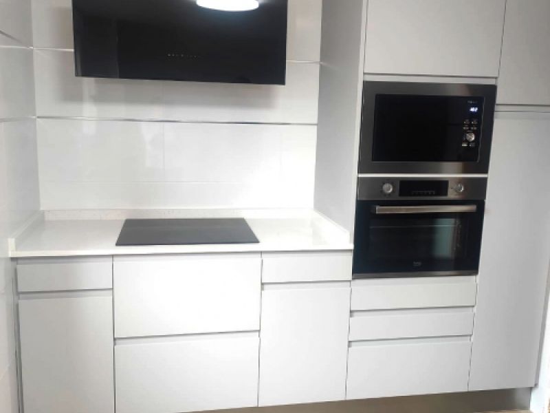 Cocina reformada con muebles blancos