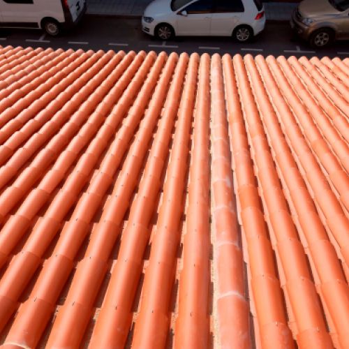 Vista de tejas nuevas en tejado