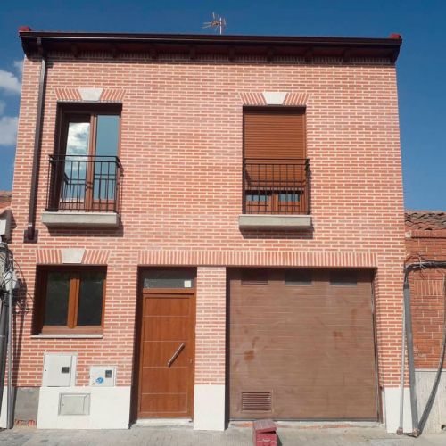 Casa de dos plantas de ladrillo y nueva construcción