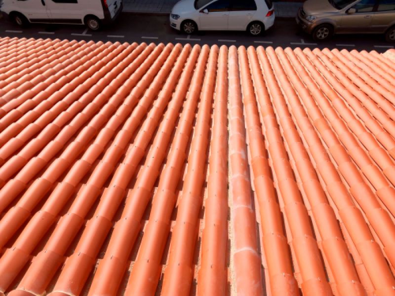 Vista de tejas nuevas en tejado