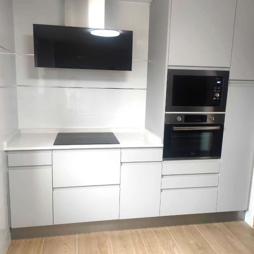 Cocina reformada con muebles blancos